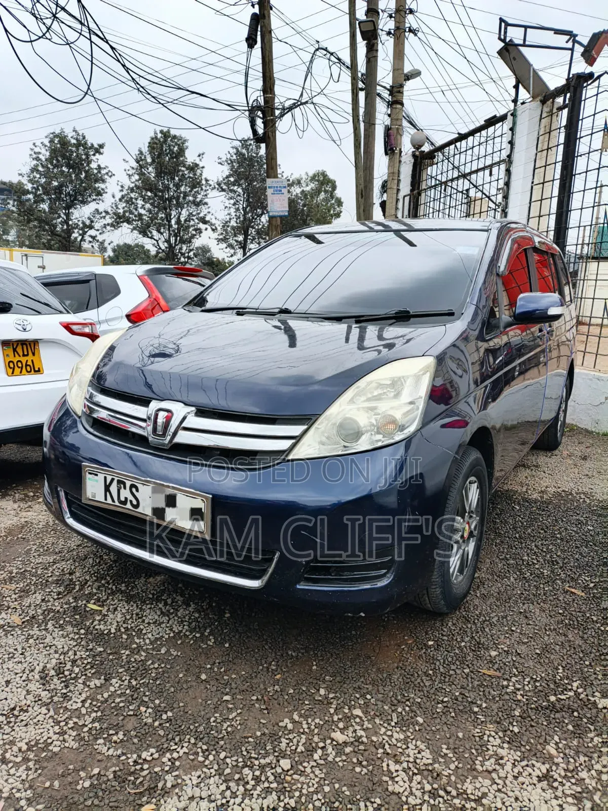 Toyota ISIS 2011 Blue