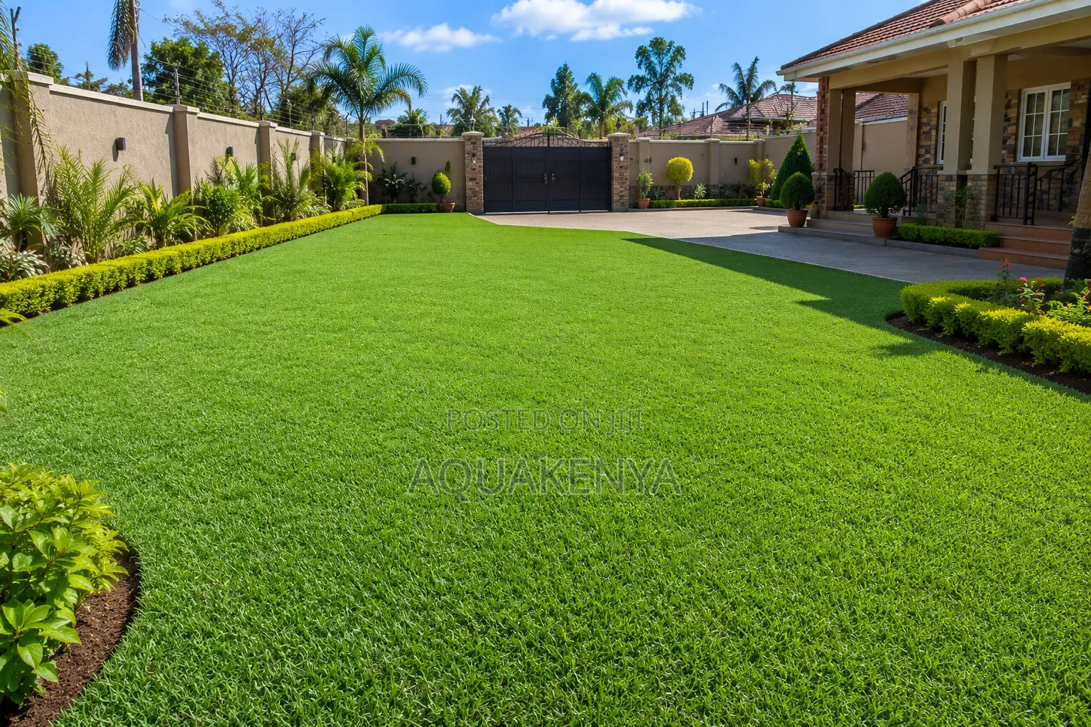 Landscape Using Bermuda Grass,fresh Green Lawns