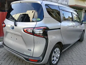 Toyota Sienta 2020 Silver