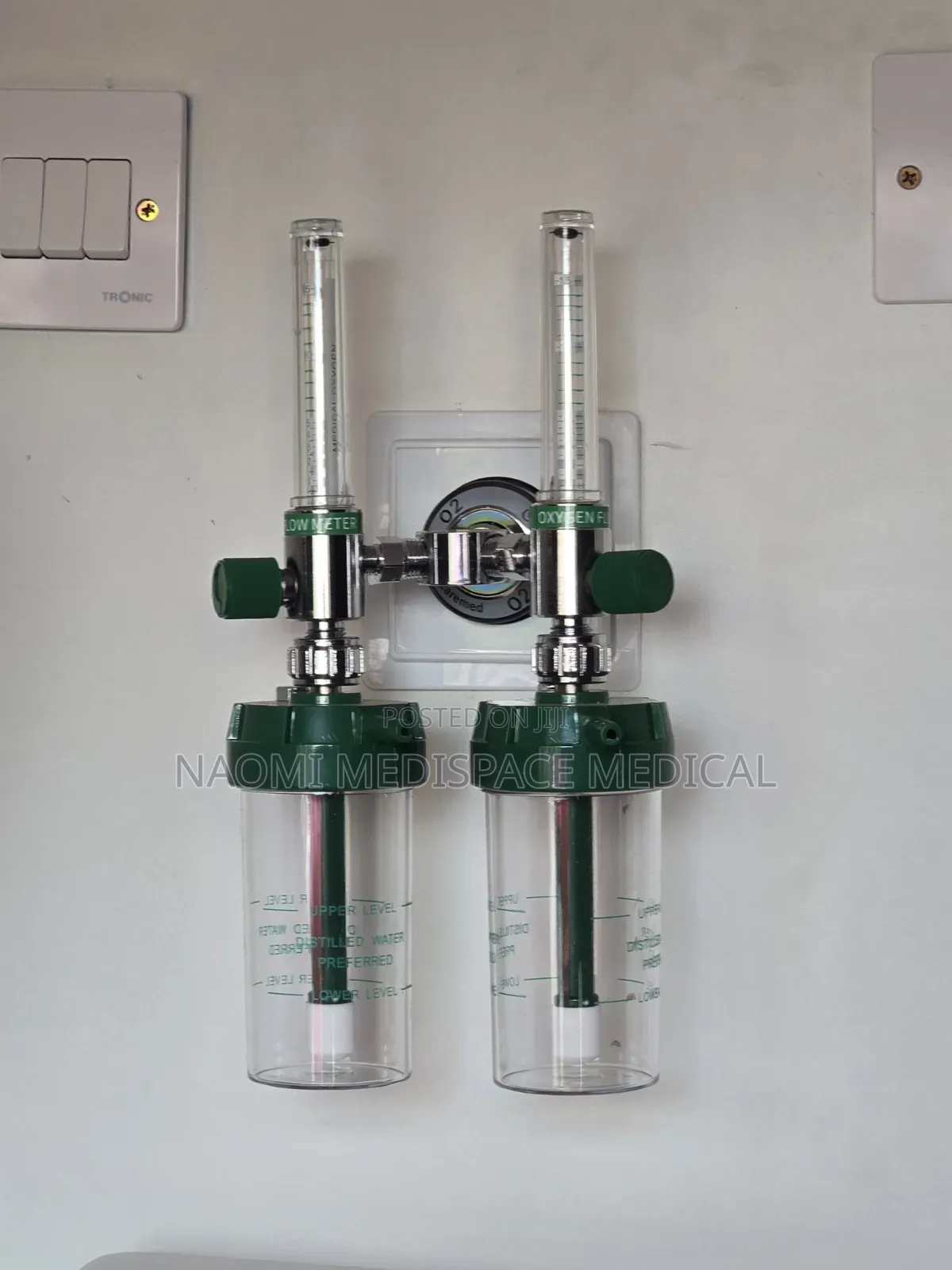 Double Wall Mounted Oxygen Regulator and Oxygen Outlet-Conplete Set