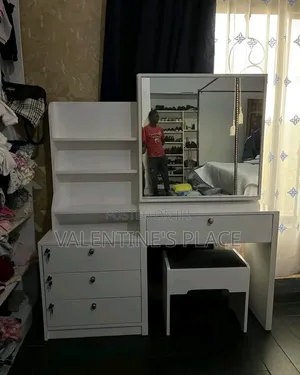 Makeup Table / Makeup Vanity