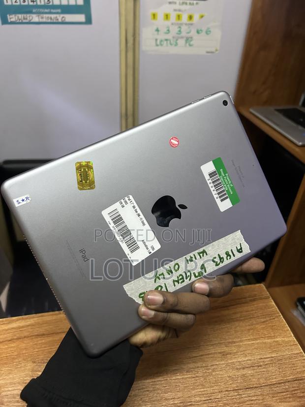 Apple iPad 9.7 128 GB Gray - thumbnail 3