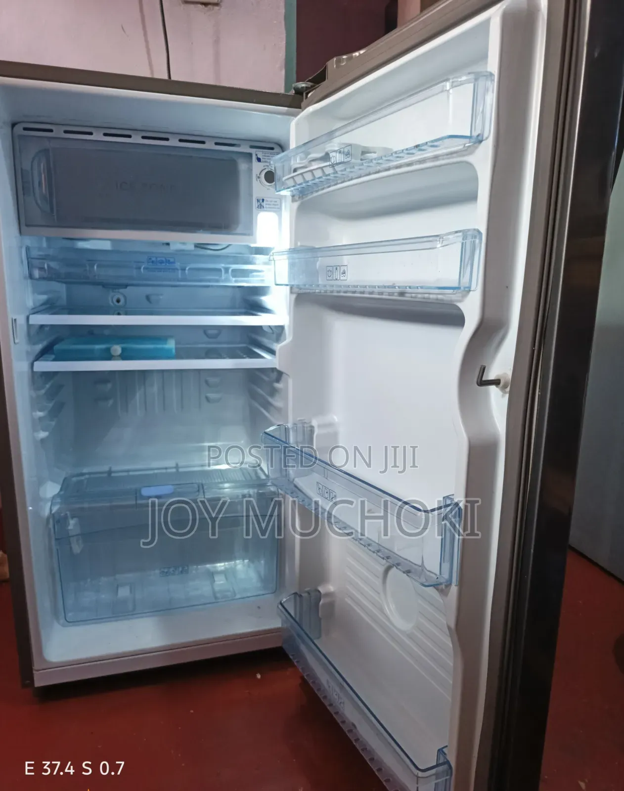 Von Fridge 185liters