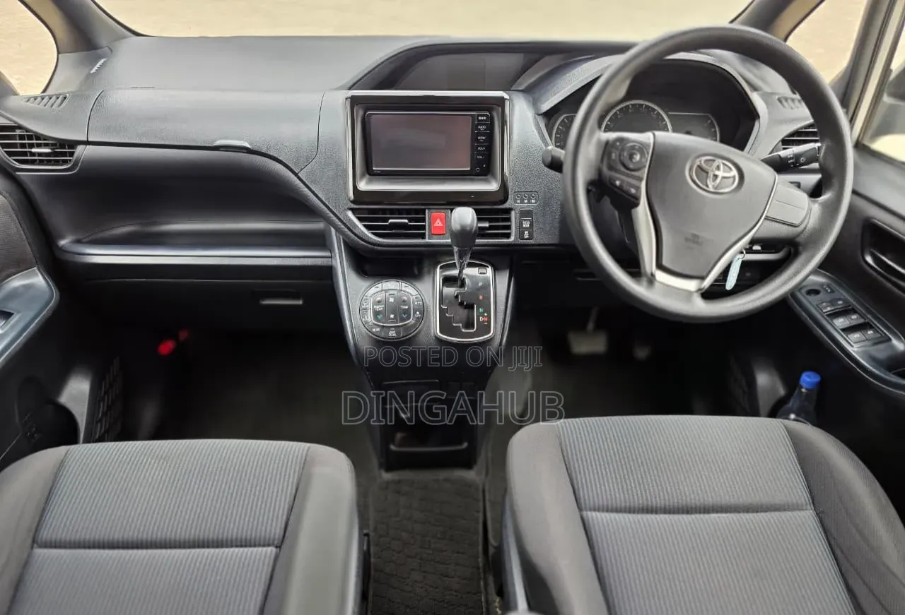 Toyota Voxy 2016 Silver