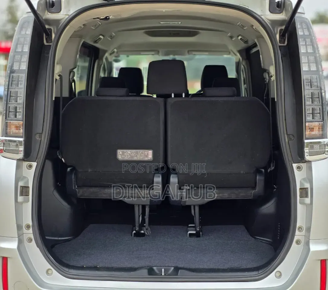 Toyota Voxy 2016 Silver