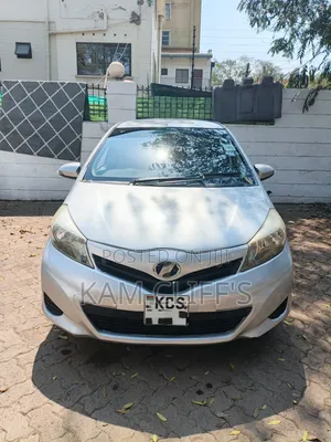 Toyota Vitz 2012 Silver