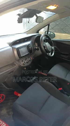 Toyota Vitz 2017 Silver