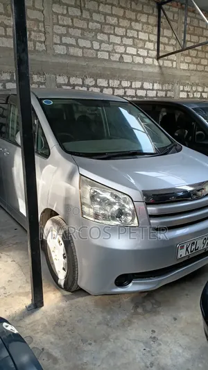Toyota Noah 2017 Silver