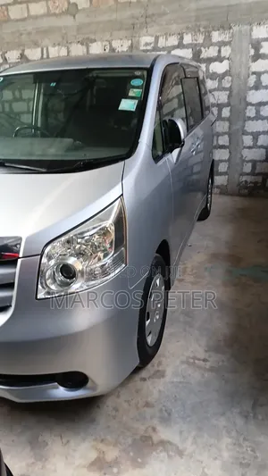 Toyota Noah 2017 Silver