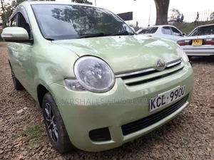 Toyota Sienta 2010 Green