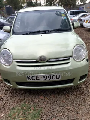 Toyota Sienta 2010 Green
