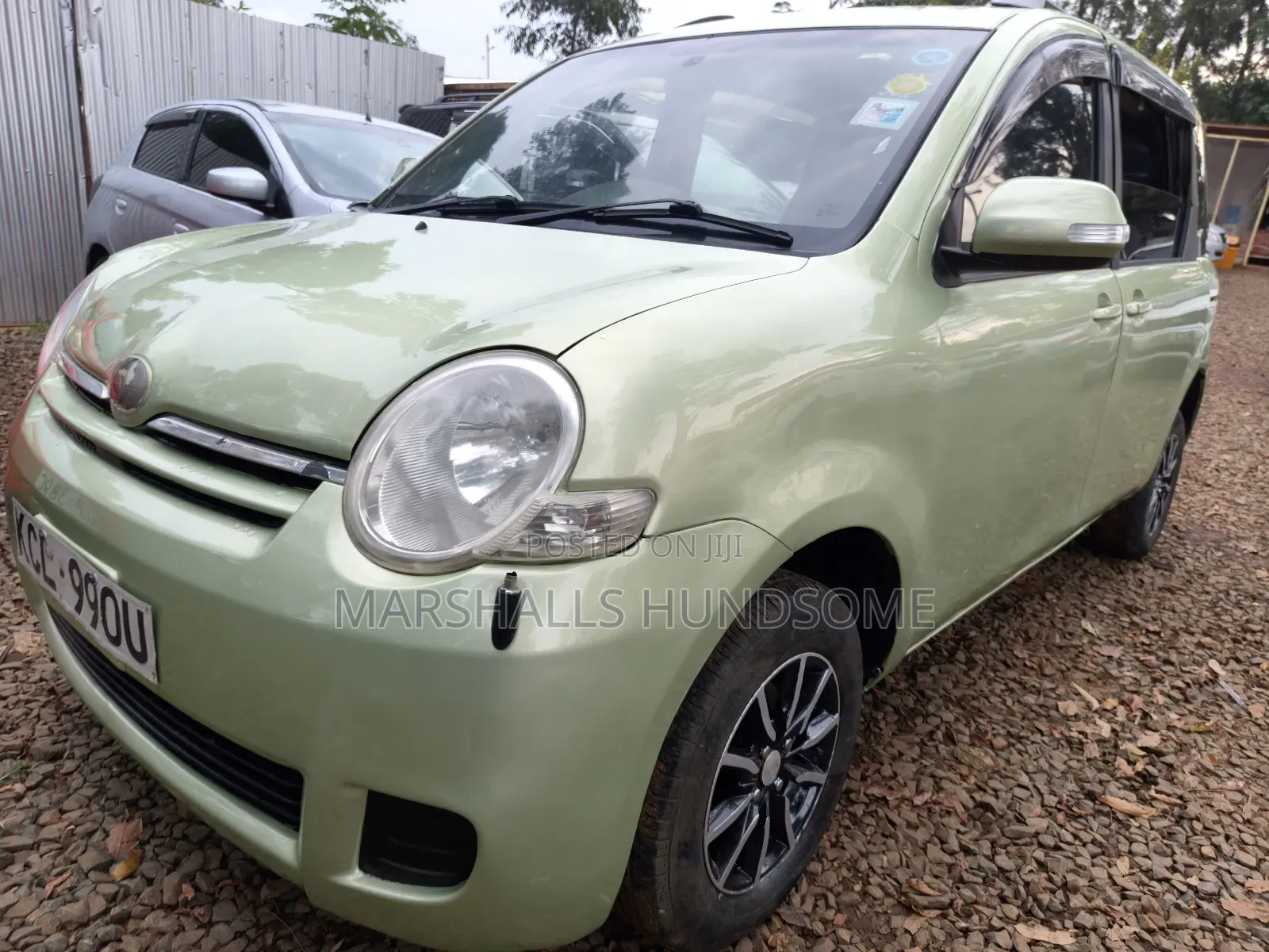 Toyota Sienta 2010 Green