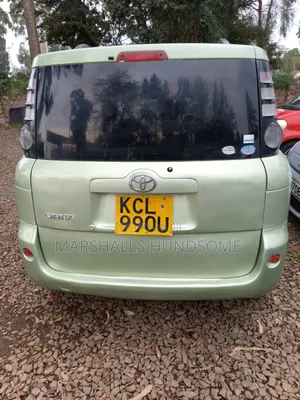 Toyota Sienta 2010 Green