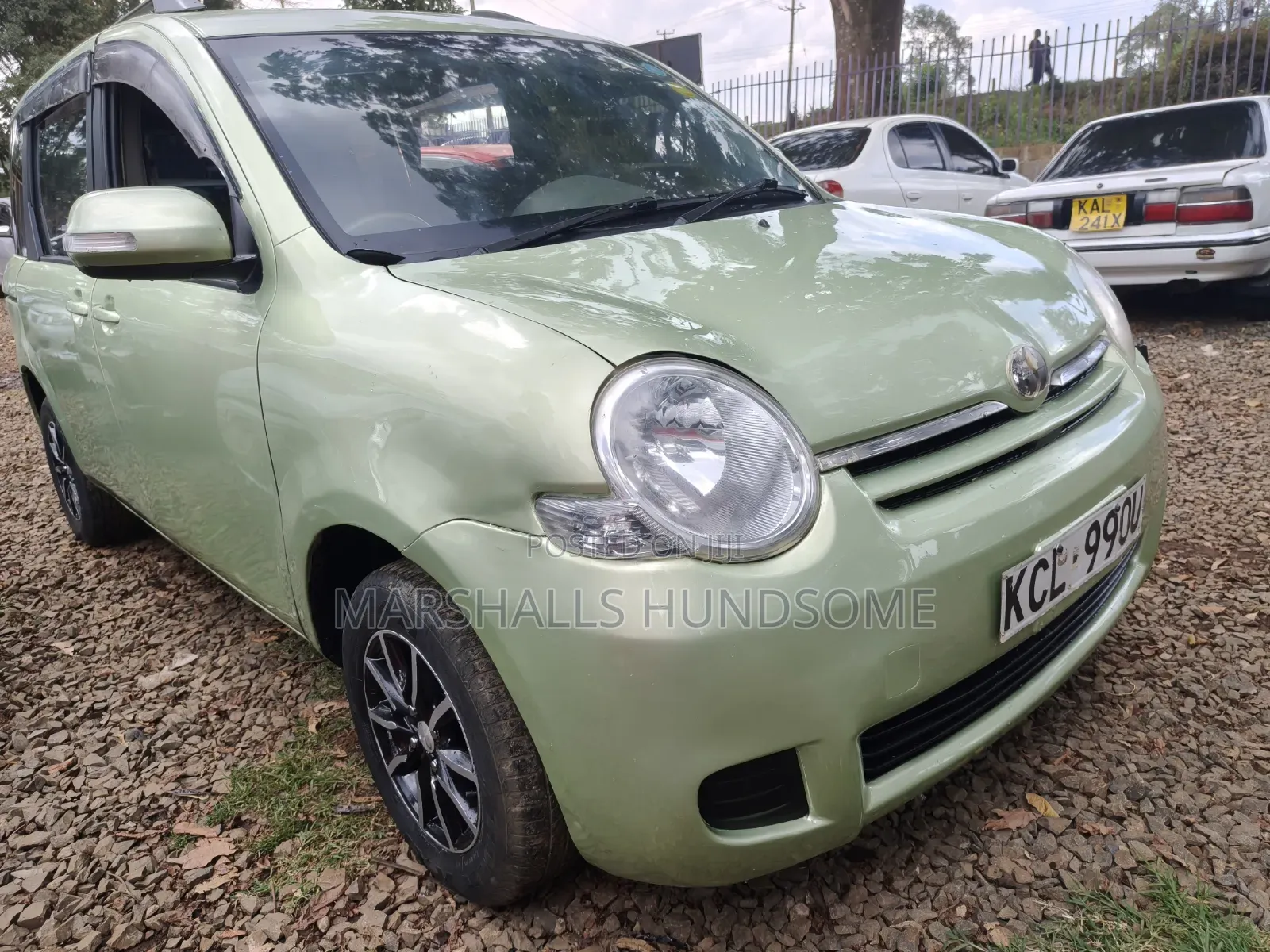 Toyota Sienta 2010 Green
