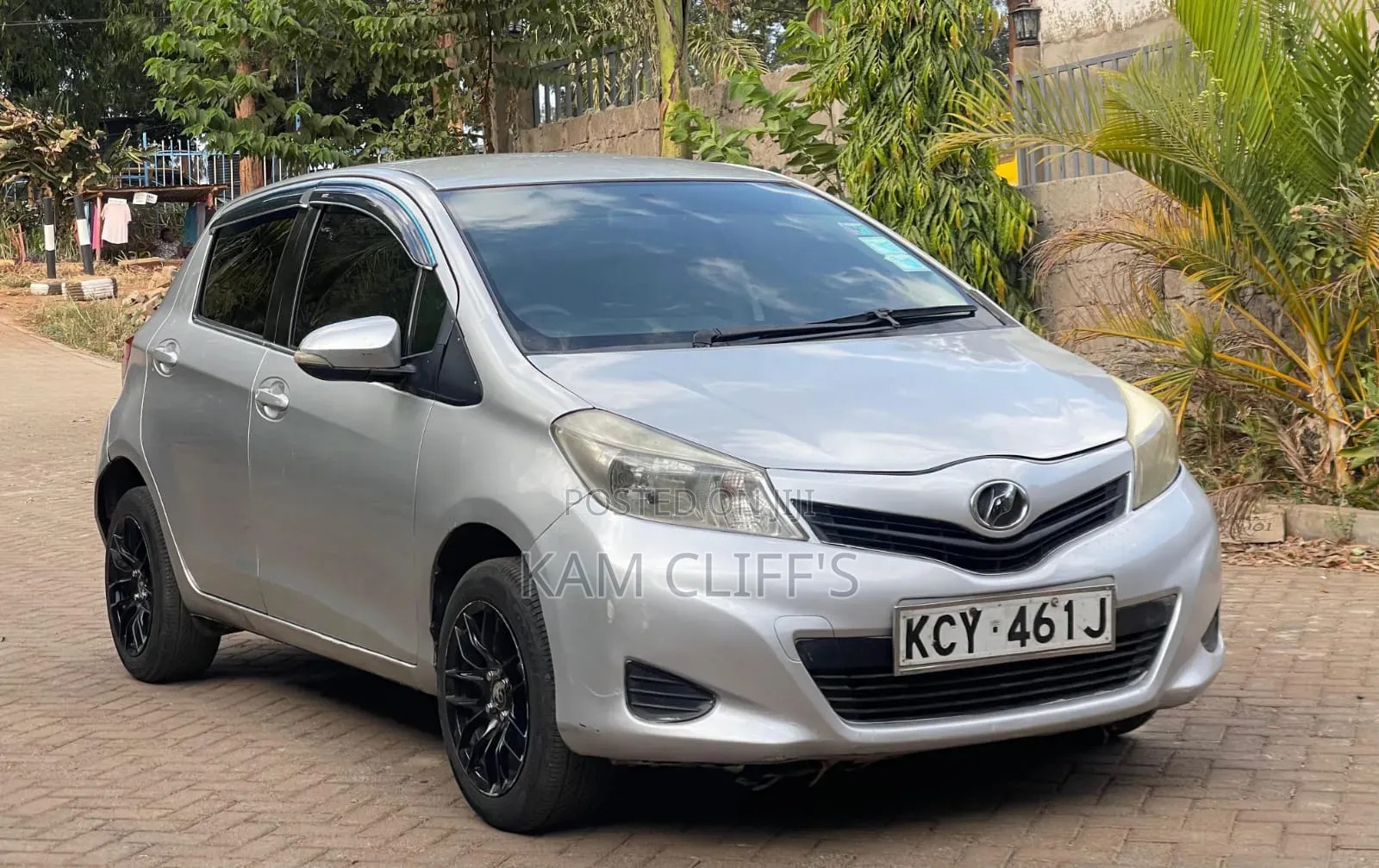 Toyota Vitz 2012 Silver