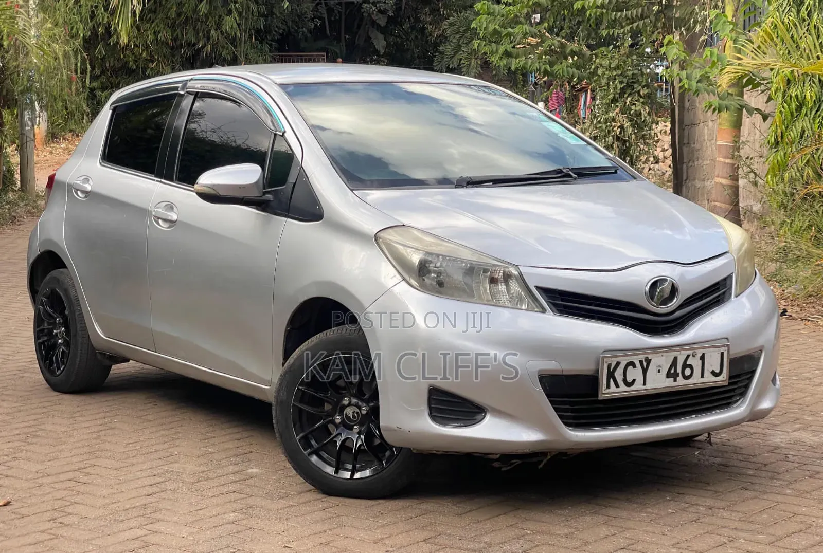 Toyota Vitz 2012 Silver