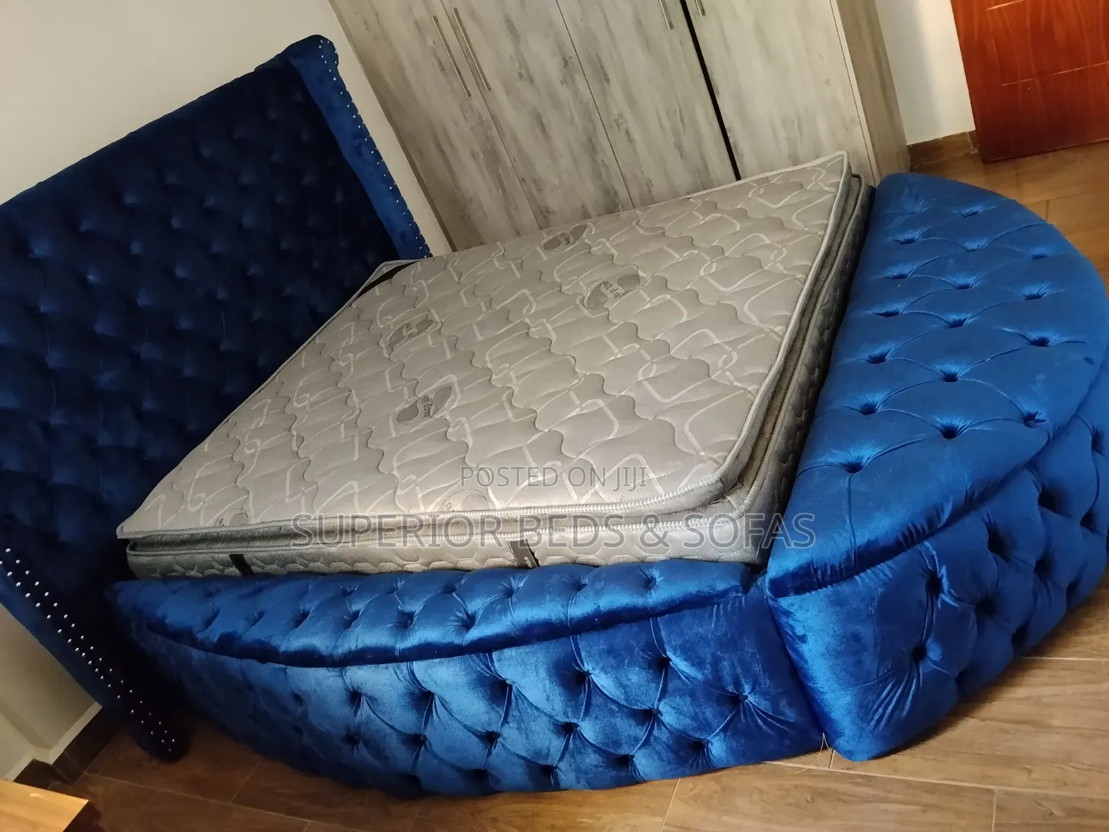 5x6 Elegant Dreamy Circular Upholstered Bed