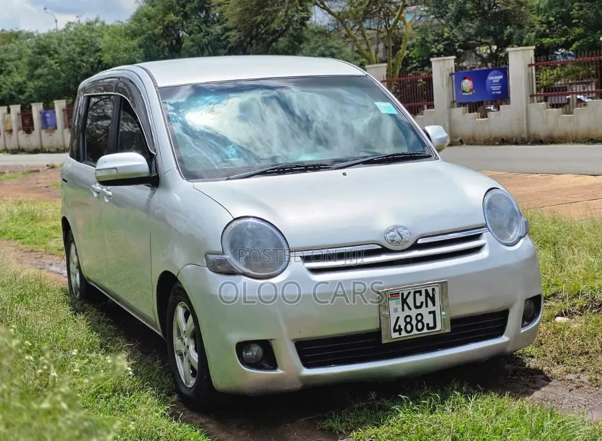 Toyota Sienta 2010 Silver
