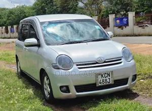 Toyota Sienta 2010 Silver
