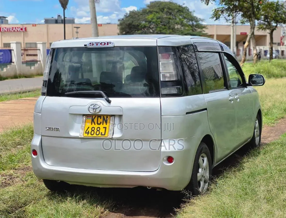 Toyota Sienta 2010 Silver