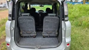 Toyota Sienta 2010 Silver