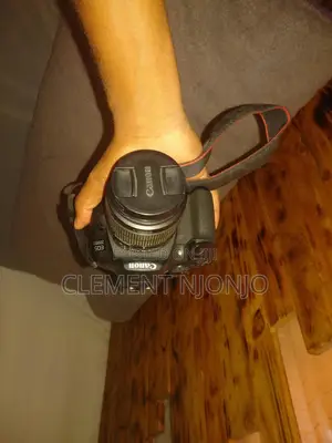 Camera Canon 2000D