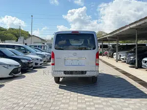 Toyota HiAce 2018 Silver