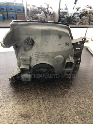 Headlight Nissan Caravan {Left }