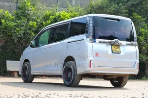 Toyota Voxy 2016 Silver