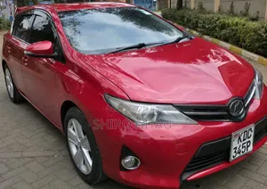 Toyota Auris 2014 Maroon