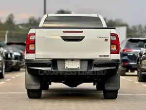 Toyota Hilux 2021 White