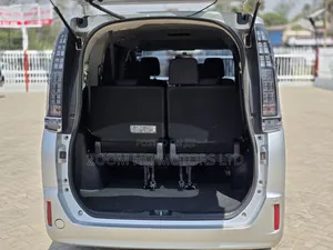 Toyota Voxy 2018 Silver