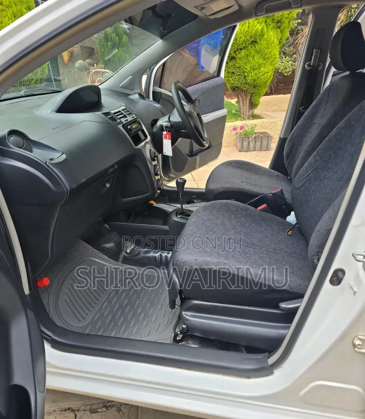 Toyota Vitz 2010 Pearl