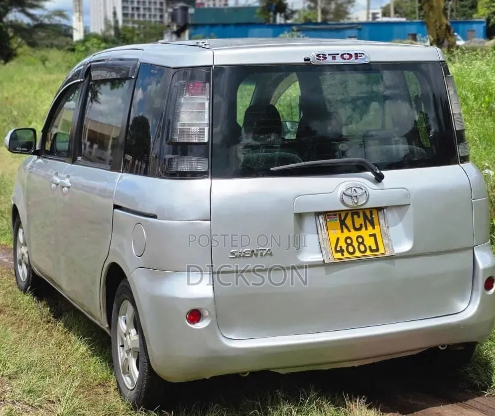 Toyota Sienta 2010 Silver