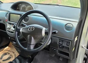 Toyota Sienta 2010 Silver