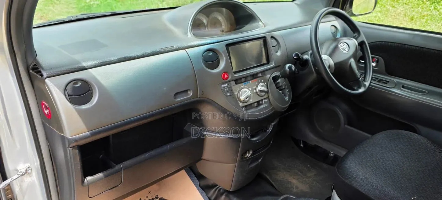 Toyota Sienta 2010 Silver
