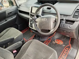 Toyota Noah 2012 Gold