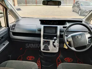 Toyota Noah 2012 Gold