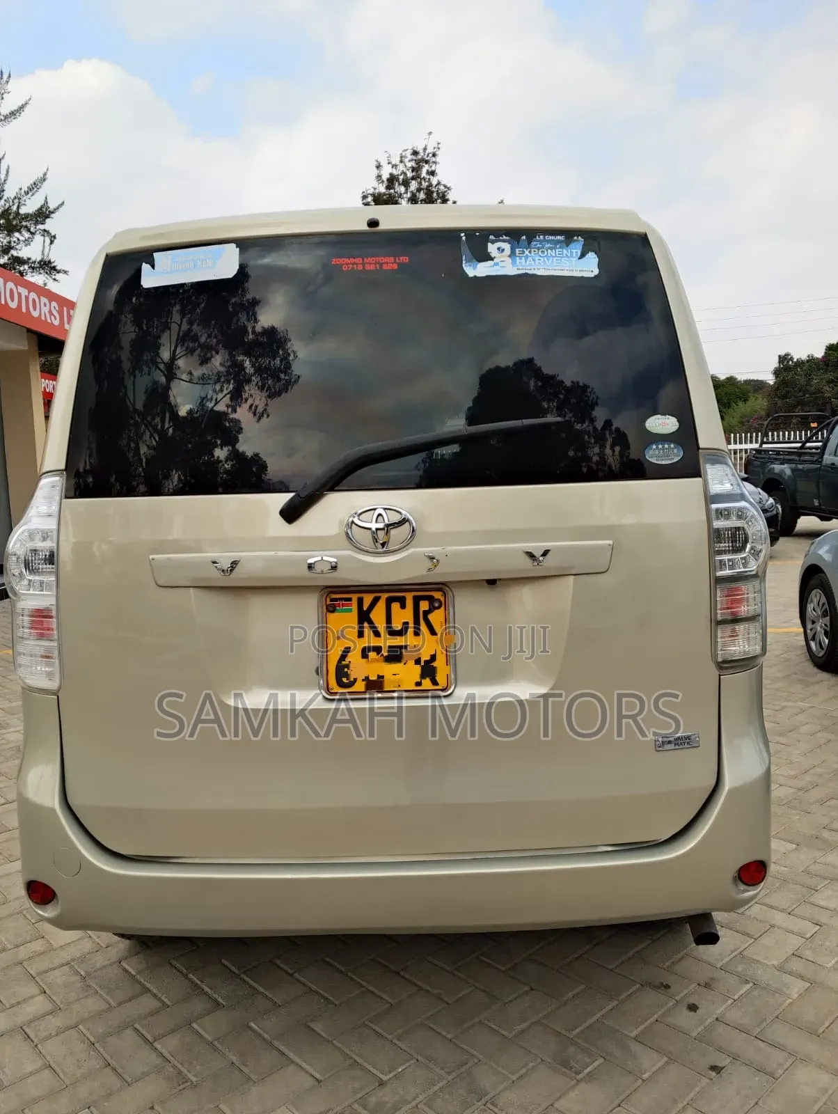 Toyota Noah 2012 Gold