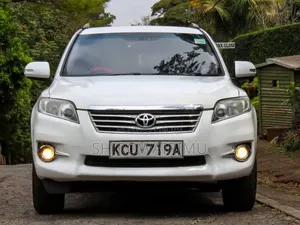 Toyota Vanguard 2013 Off white