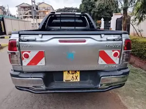 Toyota Hilux 2016 Gray