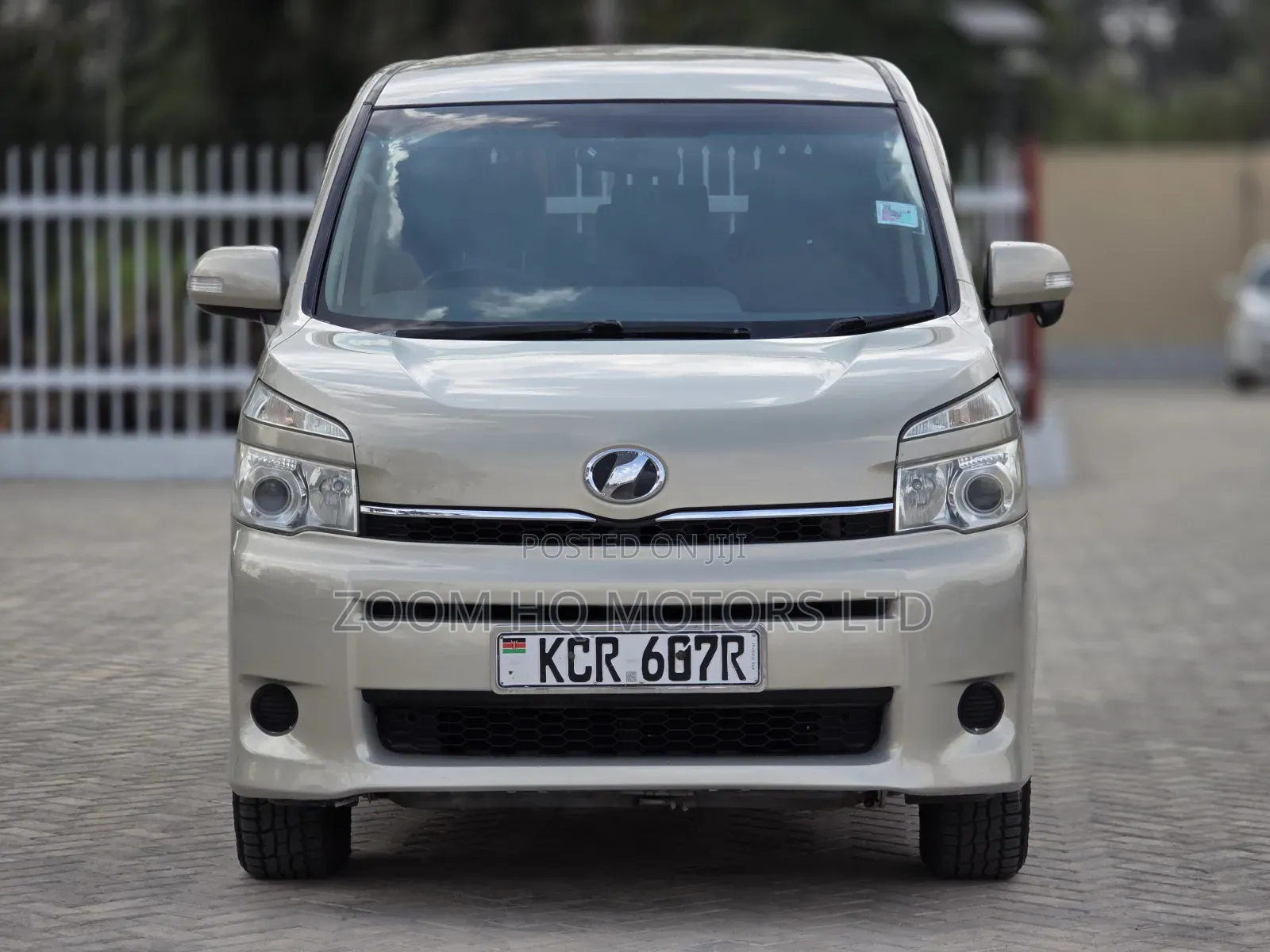 Toyota Voxy 2011 Gold