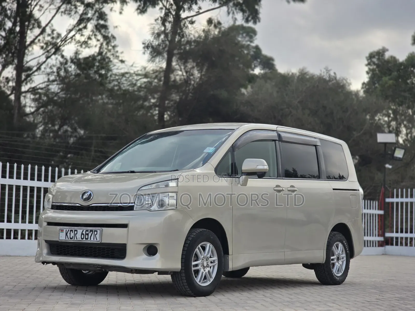 Toyota Voxy 2011 Gold