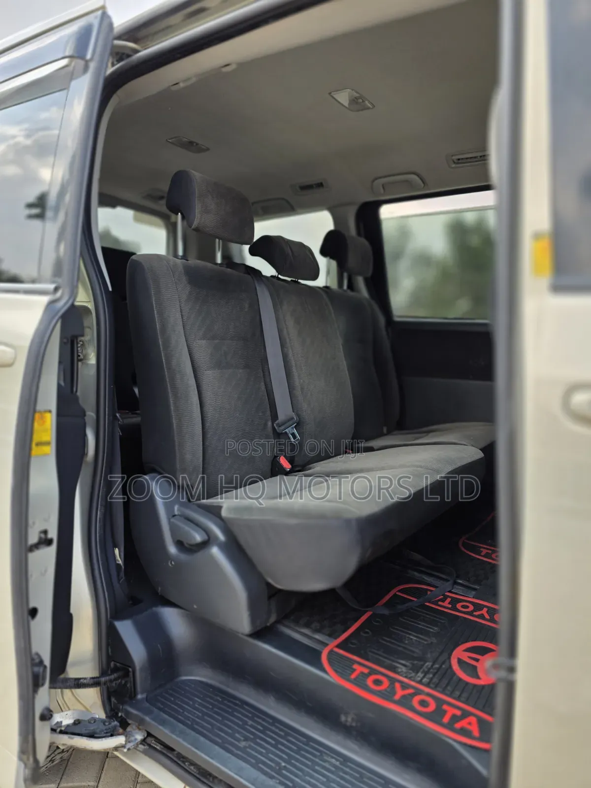 Toyota Voxy 2011 Gold