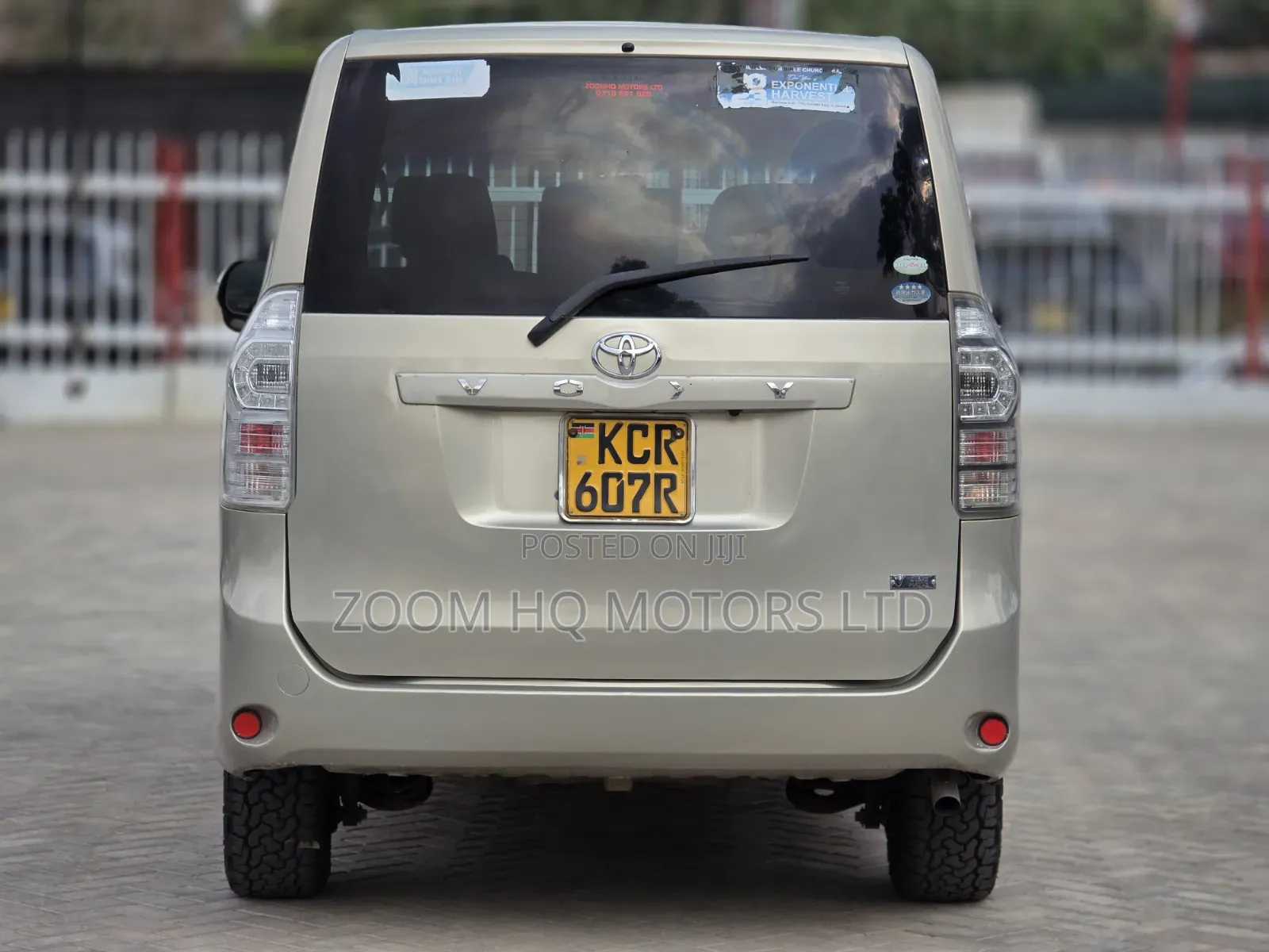 Toyota Voxy 2011 Gold