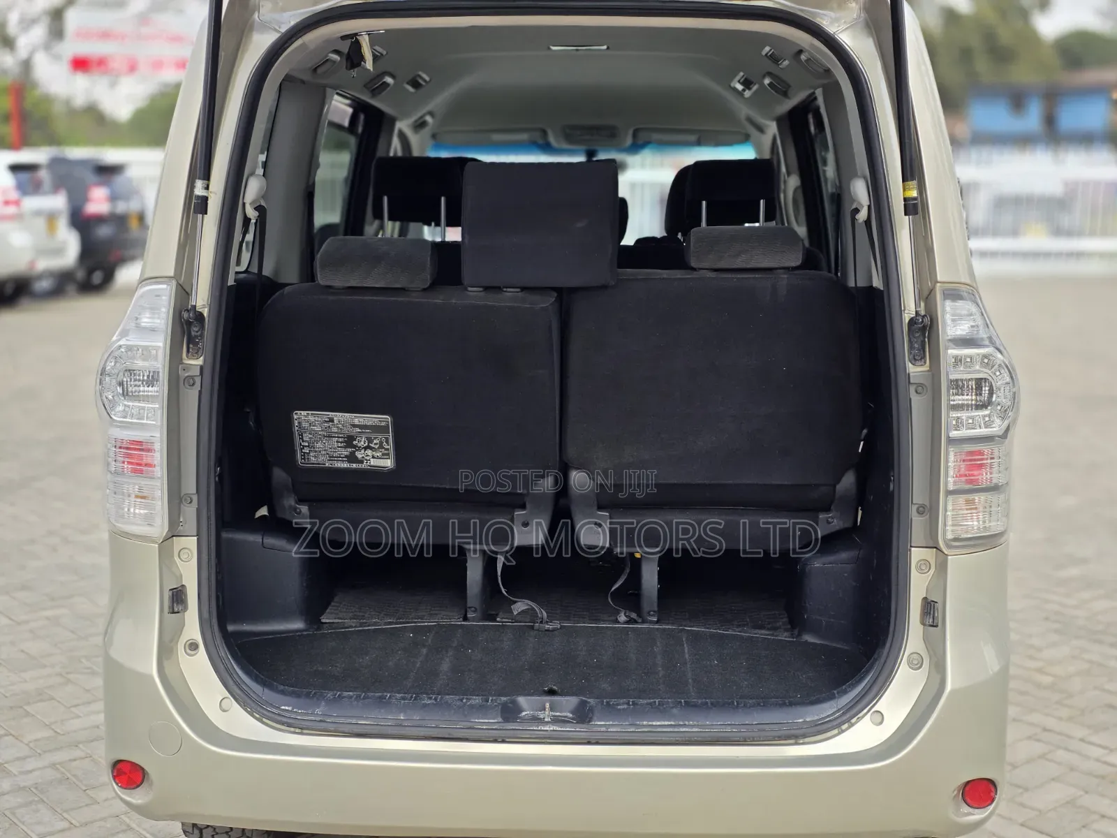 Toyota Voxy 2011 Gold