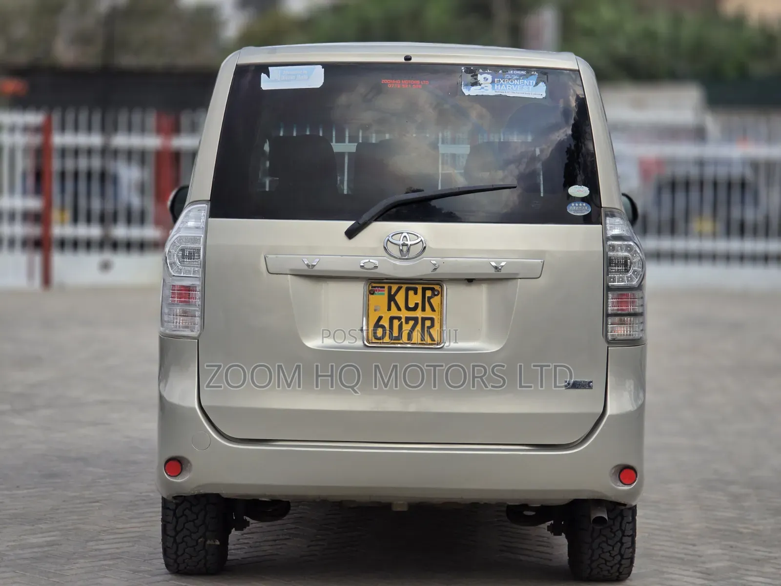 Toyota Voxy 2011 Gold