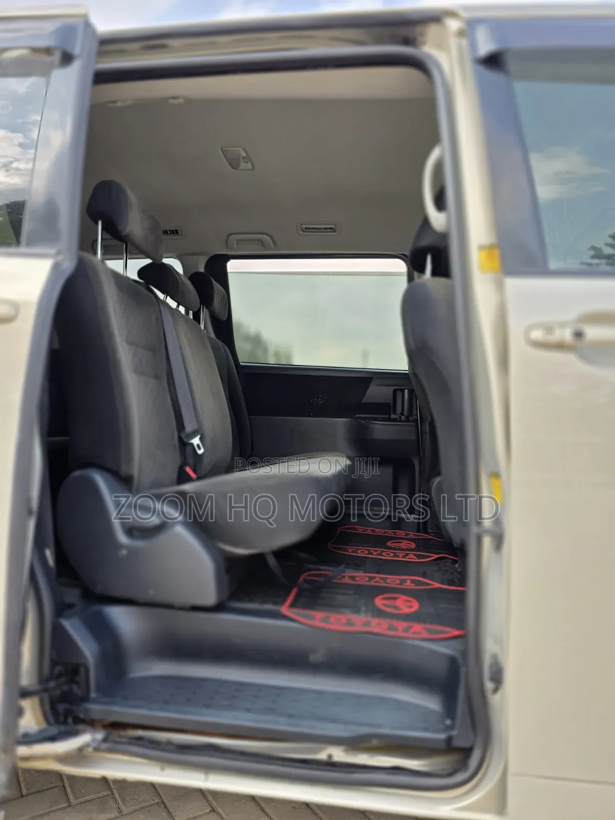 Toyota Voxy 2011 Gold
