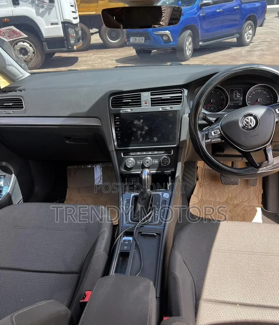 Volkswagen Golf 2017 Gold