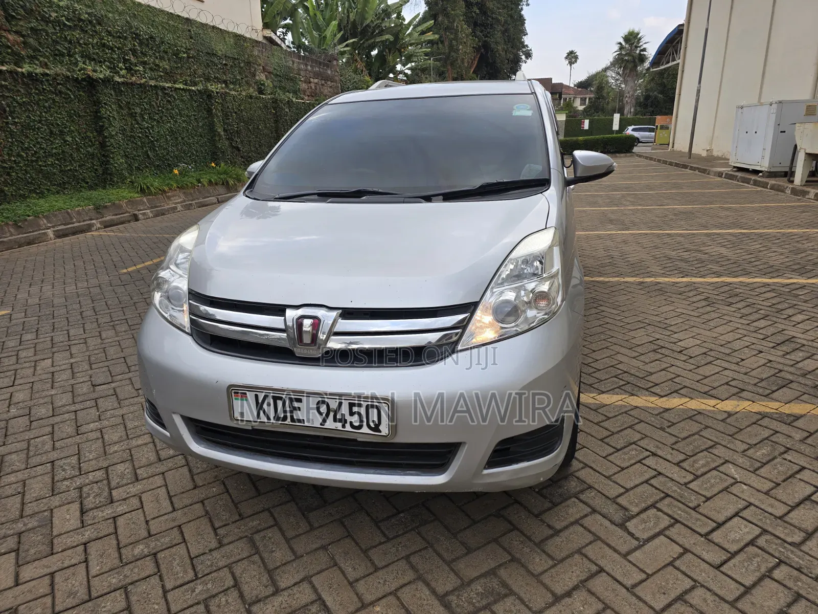Toyota ISIS 2014 Silver